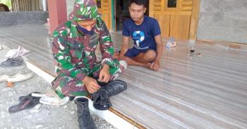 Sepatu Rusak, Antusias Satgas TMMD Bojonegoro Bantu Warga